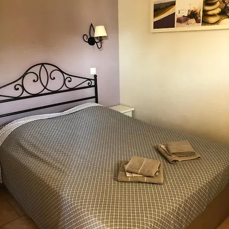 Apartamento De Standing Face à La Baie De St-tropez, Vue Mer, Jardin Et Piscine. *