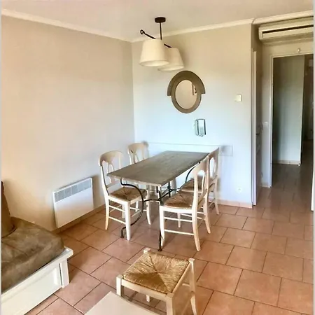 Apartment De Standing Face A La Baie De St-tropez, Vue Mer, Jardin Et Piscine. *
