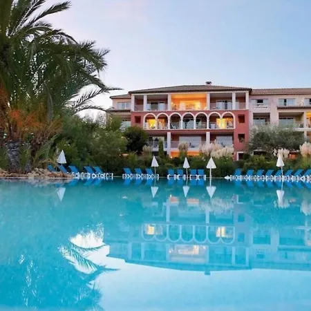 De Standing Face A La Baie De St-tropez, Vue Mer, Jardin Et Piscine. La Garonnette-Plage