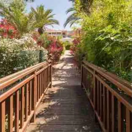 Apartamento De Standing Face A La Baie De St-tropez, Vue Mer, Jardin Et Piscine.