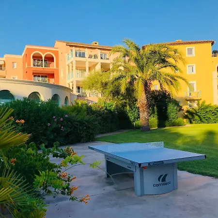 Apartment De Standing Face A La Baie De St-tropez, Vue Mer, Jardin Et Piscine. *